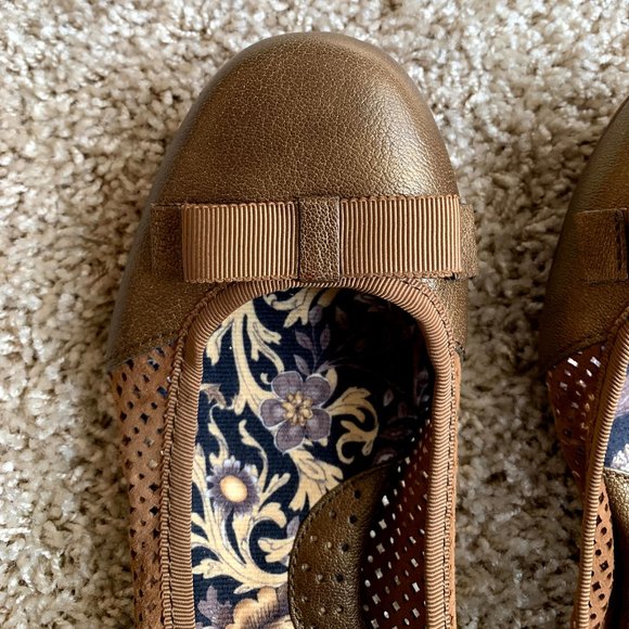 NWOT Born Brown & Gold Flats - Picture 2 of 4